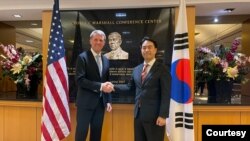 너새니얼 픽 미 국무부 사이버공간∙디지털정책 담당 특임대사와 조현우 한국 외교부 국제안보대사가 수석대표로 참여한 가운데 12일 제6차 미한 사이버정책협의회가 열렸다. 사진 = 한국 외교부. 