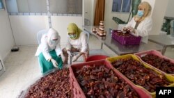 La harissa est cuisinée à partir de piments séchés au soleil, d'épices et d'huile d'olive qui la conserve et en atténue le piquant.