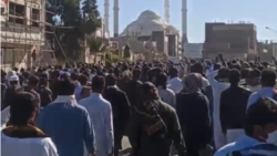 گروه زیادی از مردم در شهر زاهدان روز جمعه ۴ آذر به سوی مسجد اهل سنت راهپیمایی کردند و علیه حکومت شعار دادند. 