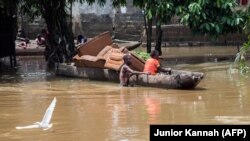 ARCHIVES - Transport des meubles sur une pirogue après un débordement du fleuve N'Djili à Limete, dans la région de Kinshasa, le 9 décembre 2015