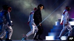 Personil BTS, Jung Kook, saat tampil di acara pembukaan Piala Dunia 2022 di stadion Al Bayt, Qatar, November 2022 (dok: AP/Manu Fernandez)