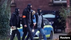 독일에서 정부 전복 음모 혐의로 극우파 조직원 25명이 체포된 뒤 독일 칼스루에에서 경찰들이 체포한 관련자를 이송하고 있다.