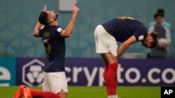 Olivier Giroud selebre apre li make yon gol nan Mondyal Foutbol Qatar la kont Ostrali nan Gwoup D a. 