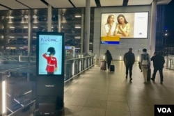 2023年1月9日英国伦敦希思罗机场国际航班到境大堂。 （美国之音/郑乐捷）