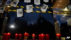 Foto-foto jurnalis yang terbunuh ditempel di tembok saat aksi protes pembunuhan jurnalis Fredid Roman, di Mexico City, 24 Agustus 2022. (Foto: AP)