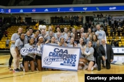 Odbojkaški tim Tausona, četvorostruki uzastopni šampion Kolonijalne sportske asocijacije (Colonial Athletic Association - CAA), jedne od konferencija u Diviziji I Nacionalne studentske sportske asocijacije (NCAA)