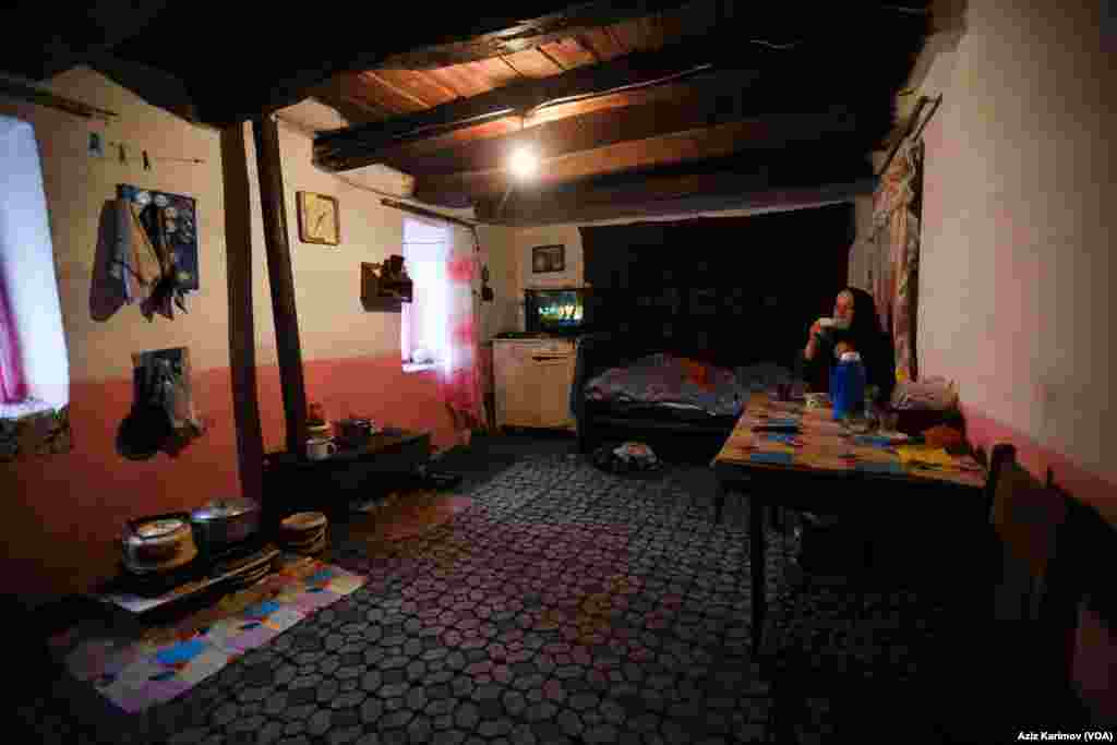 2019-cu ildə başlanmış pandemiya və sərhədlərin bağlanması Mədinə nənənin işini olduqca çətinləşdirir. Daha sonra Qarabağ müharibəsi və sonra Ukrayna müharibəsi nənənin gəlirini tam dayandırır. Mədinə nənə də işi getsin deyə hazırladığı təndir və xərəkləri Quba və ətraf rayonlara satmağa başlayır. (22 iyul, 2022)