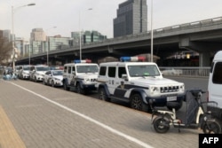 多辆警车沿路停靠在前一晚北京市民举行抗议严厉防疫封控的示威活动的亮马桥下。（2022年11月28日）