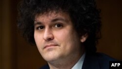 Un juge fédéral new-yorkais a accepté jeudi de remettre en liberté le fondateur et ancien patron de la plateforme d'échanges de cryptomonnaies FTX, l'Américain Sam Bankman-Fried