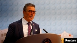 前北约秘书长拉斯穆森在台北举行的记者会上讲话。（2023年1月5日）