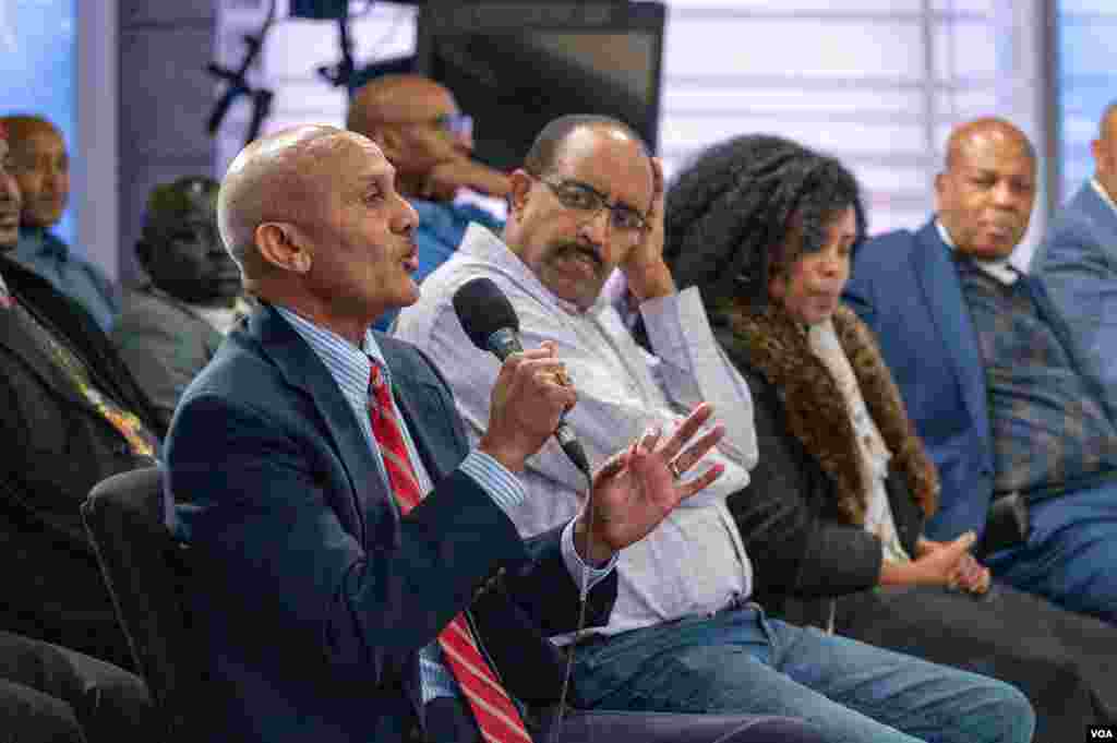 “ኢትዮጵያ:- የሰላም መንገዶች” ሰሜን ኢትዮጵያ ውስጥ በተካሄደው ጦርነት ላይ ያተኮረ የአንድ ሰዓት ልዩ የቴሌቪዥን ውይይት ሲቀረፅ የስቱዲዮ ተጋባዥ ተሣታፊዎች። ኅዳር/14/1995 ዋሽንግተን ዲሲ/ ቪኦኤ ስቱዲዮ