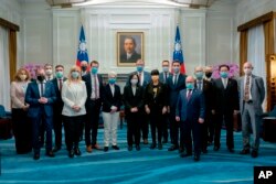 Presiden Taiwan Tsai Ing-wen (tengah), berfoto bersama anggota Parlemen Jerman yang sedang berkunjung di Taipei, Taiwan, Selasa, 10 Januari 2023. (Kantor Kepresidenan Taiwan via AP)