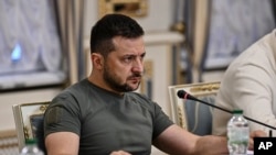 Presiden Ukraina Volodymyr Zelenskyy hadir dalam pertemuan dengan Menteri Luar Negeri AS Antony Blinken di Kyiv, Ukraina, pada 8 September 2022. (Foto: Genya Savilov, Pool Photo via AP)