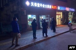 Orang-orang mengantri untuk membeli obat di apotek di tengah pandemi COVID-19 di Beijing, 12 Desember 2022. (Foto oleh AFP) / China OUT