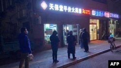 12일 중국 베이징의 한 약국에서 신종 코로나바이러스 치료제를 구입하기 위해 줄 선 주민들.