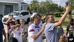 Mantan Presiden Brazil Jair Bolsonaro (tengah) bertemu dengan sejumlah pendukungnya di Orlando, Florida, pada 4 Januari 2023. (Foto: Orlando Sentinel via AP/Skyler Swisher)