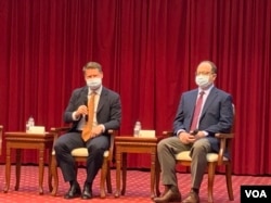 美国前国防部印太事务助理部长薛瑞福（左）与美国企业研究院资深研究员卜大年（右）。（美国之音特约记者杨安摄影）