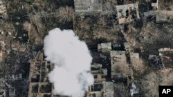 Asap mengepul setelah serangan Rusia di pinggiran Bakhmut, Ukraina, Selasa, 27 Desember 2022. (Foto: AP/Libkos)