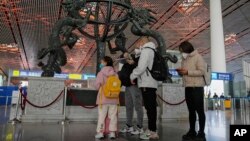 2022年12月29家庭成员在北京首都国际机场国际登机口前检查护照