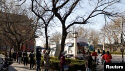 중국 정부의 새 방역 지침이 나오기 하루 전인 6일, 베이징 시민들이 코로나 검사를 받기 위해 줄지어 서있다. 