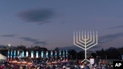 2022年12月18日，位于华盛顿特区白宫南面椭圆形草坪的美国国家灯台被点亮，庆祝犹太光明节。