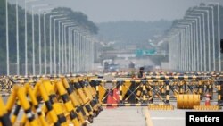 Seorang tentara berjaga di pos pemeriksaan di Jembatan Penyatuan Besar yang mengarah ke Kompleks Industri Kaesong Korea Utara, tepat di sebelah selatan zona demiliterisasi yang memisahkan kedua Korea, di Paju, Korea Selatan, 17 Juni 2020. (Foto) : REUTERS/Kim Hong-Ji)