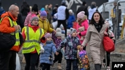 资料照片：志愿者帮助逃入波兰境内的乌克兰难民家庭。(2022年3月6日)