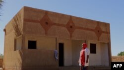 Une infirmière devant le centre de santé de Souloufeta, à 10 km d'Iferouane, le 30 novembre 2022.