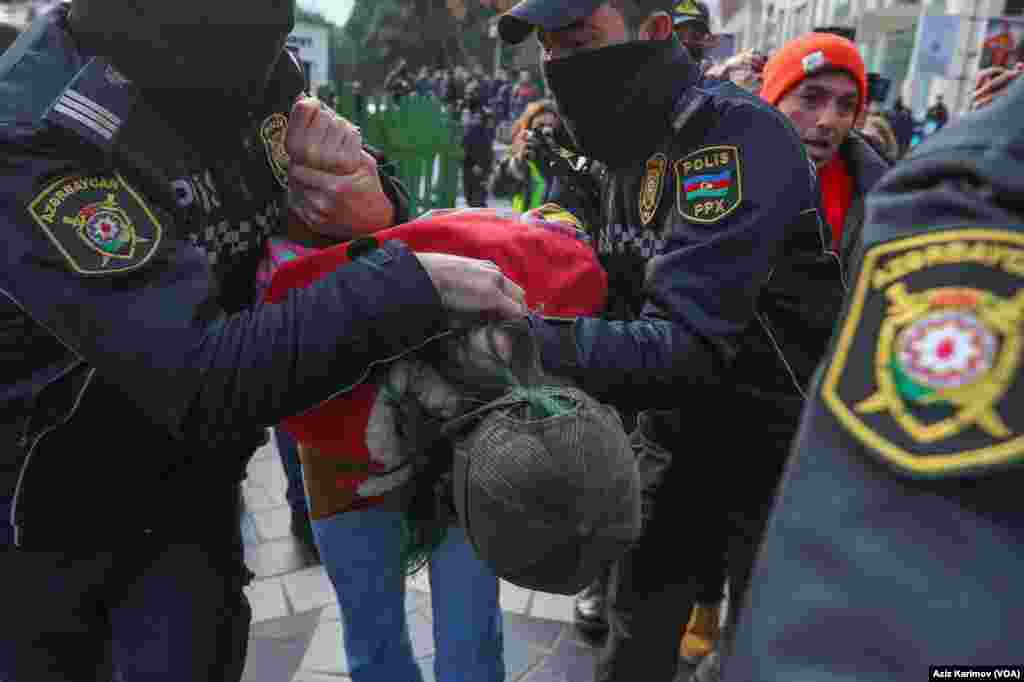 Polis fəalların qarşısını kəsib, onlarla aksiya iştirakçısı saxlanılıb. Saxlanılanlar arasında &ldquo;Müdafiə Xətti&quot; hüquq müdafiə təşkilatınin təmsilçiləri Rüfət Səfərov, Zaur Əkbər, Zəfər Əhmədov, Milli Şuranın və Müsavat Partiyasının üzvü Tofiq Yaqublu, Azərbaycan Xalq Cəbhəsi, Demokratiya və Rifaf Partiyalarının (ADP), D18 Hərəkatının, digər ictimai-siyasi təşkilatların üzvləri, eləcə də çoxsaylı ictimai fəallar var.