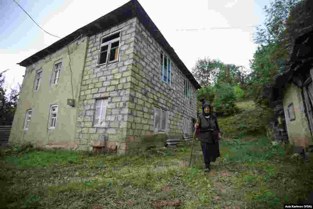 Yaşlı sakinlər də özləri üçün kiçik təsərrüfat qurub, öz gün-güzəranlarını idarə edirlər. Kənddə yalnız bir avtobus fəaliyyət gösətir. O da səhər 7-də kənddən çıxıb, axşam 5-də geri dönür. Kənddə yaşayan insanlar avtobusa çata bilməyəndə, adam başı 5-10 manat arası ödəniş edib, fərdi maşınlarla&nbsp;şəhər mərkəzinə gedirlər. (22 iyul, 2022)