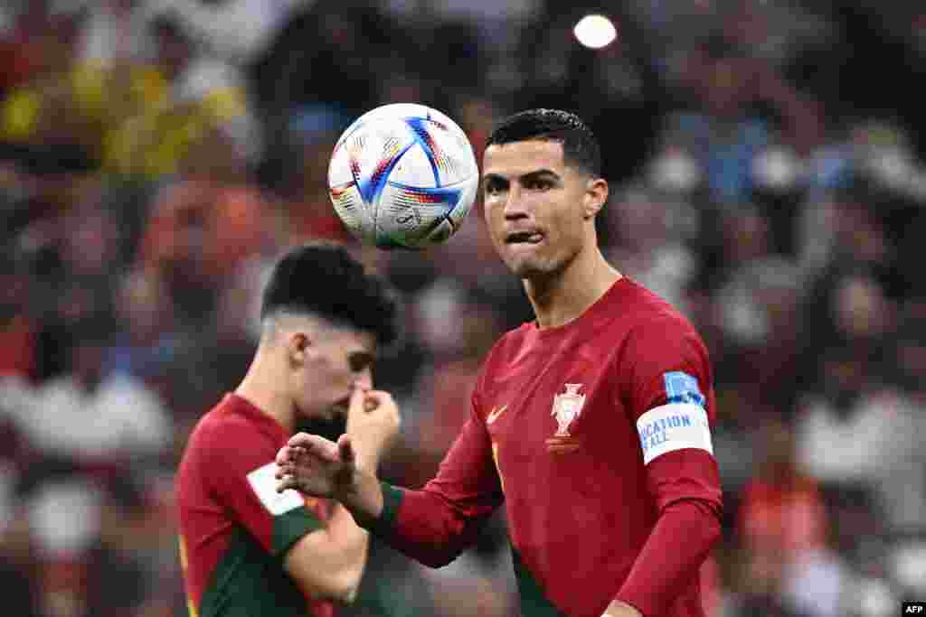 Attaquant ya Portugal #07 Cristiano Ronaldo azali kotala ndembo na match na Suisse na 8e ya Mondial Qatar na satde Lusail, Doha, 5 d♪0cembre 2022. (Photo by Fabrice COFFRINI / AFP)