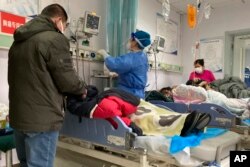 河北保定第二中心医院里医护人员正在护理病人。（2022年12月21日）