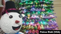 Seribu lembar plastik kemasan produk yang menjadi sampah dijadikan pengganti daun-daun pada pohon Natal Ekologis. (Foto: VOA/Petrus Riski)