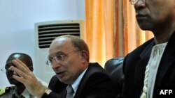 L'ambassadeur de France au Burkina Faso, Luc Hallade, est "toujours au travail" à Ouagadougou, a indiqué mardi à l'AFP une source diplomatique française alors que des médias