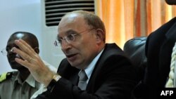 Le rappel de l'ambassadeur français à Ouagadougou Luc Hallade coïncide également avec une demande de la junte burkinabè de le remplacer.