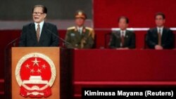 ARCHIVES - Le président chinois de l'époque, Jiang Zemin, prononce son discours lors de la cérémonie de rétrocession de Hong Kong à la Chine, le 1er juillet 1997 à minuit. 