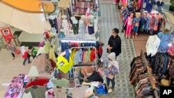 Suasana pusat perbelanjaan di Jakarta, Jumat, 30 Desember 2022. Pemerintah secara resmi mencabut semua pembatasan terkait virus corona (PPKM). (AP Photo/Tatan Syuflana)