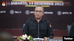Ketua KPU Hayim Asy'ari hadir pada rapat Rekapitulasi Nasional Hasil Verifikasi dan Penetapan Parpol Pemilu tahun 2024, di Gedung KPU, Jakarta, pada 14 Desember 2022. (Foto: Twitter/@KPU_ID)