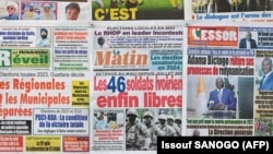 Des titres de presse ivoiriens affichés à Abidjan.