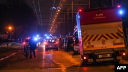 Policija stražari dok vatrogasci rade na gašenju požara u zgradu u kojoj je u vatrenoj stihiji poginulo 10 judi, u Vulo-e-Velinu, Francuska, 16. decembra 2022.