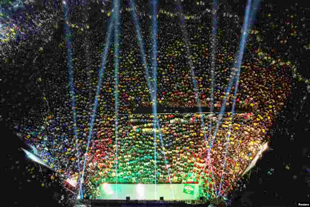 هواداران تیم&zwnj;های برازیل و سویس مسابقهٔ این دو تیم را در پوهنتون داکه در بنگله&zwnj;دیش تماشا می&zwnj;کنند.