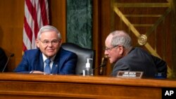 미 상원 외교위원회의 밥 메넨데즈 위원장(왼쪽)과 제임스 리시 공화당 간사.