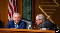 ԱՄՆ Սենատի արտաքին հարաբերությունների հանձնաժողովի նախագահ, սենատոր Ռոբերտ Մենենդեսն ու հանձնաժողովի բարձրաստիճան անդամ, սենատոր Ջեյմս Ռիչը լսումներին