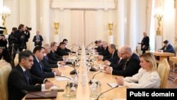 Ceyhun Bayramov və Sergey Lavrov (Rəsmi foro, mənbə Azərbaycan Xarici İşlər Nazirliyi)