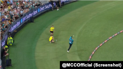 سکسر نے 19ویں اوور کی دوسری گیند پر ایک اونچا شارٹ کھیلا لیکن باؤنڈری کے قریب موجود فیلڈر مائیکل نیسر نے دلچسپ انداز سے باؤنڈر کے باہر اور پھر اندر جا کر گیند تھام لی لیکن اپنے پاؤں زمین سے لگنے نہ دیے۔