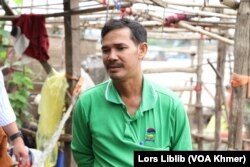 លោក លាស់ ស្មាឯល អាយុ៤៣ឆ្នាំ ជាអ្នកលក់ត្រីនៅក្នុងគីឡូម៉ែត្រលេខ៩ ក្នុងខណ្ឌឬស្សីកែវ រាជធានីភ្នំពេញ កាលពីថ្ងៃទី៦ ខែមករា ឆ្នាំ២០២៣។ (លាស់ លីបលីប/វីអូអេ)