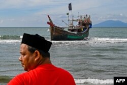 Boti ambayo wakimbizi wa Rohingya walioitumia kusafiria kufikia pwani ya Lamnga, mkoa wa Aceh , Indonesia, Jan. 8, 2023.