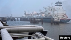 FILE: Kapal Unit Penyimpanan Terapung dan Regasifikasi 'Hoegh Esperanza' (FSRU) berlabuh saat peresmian terminal LNG (Liquefied Natural Gas) di Wilhelmshaven, Jerman, 17 Desember 2022. (Michael Sohn/Pool via REUTERS)