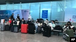 Овој потег доаѓа откако Јапонија, Индија и Малезија објавија засилени правила за патниците од Кина во последните 24 часа, наведувајќи го порастот на инфекции таму