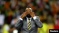 La légende brésilienne du football Pelé devant la foule avant le match de football demi-finale de la coupe d'Afrique des Nations 2012 au Gabon, le 8 février 2012. REUTERS/Thomas Mukoya